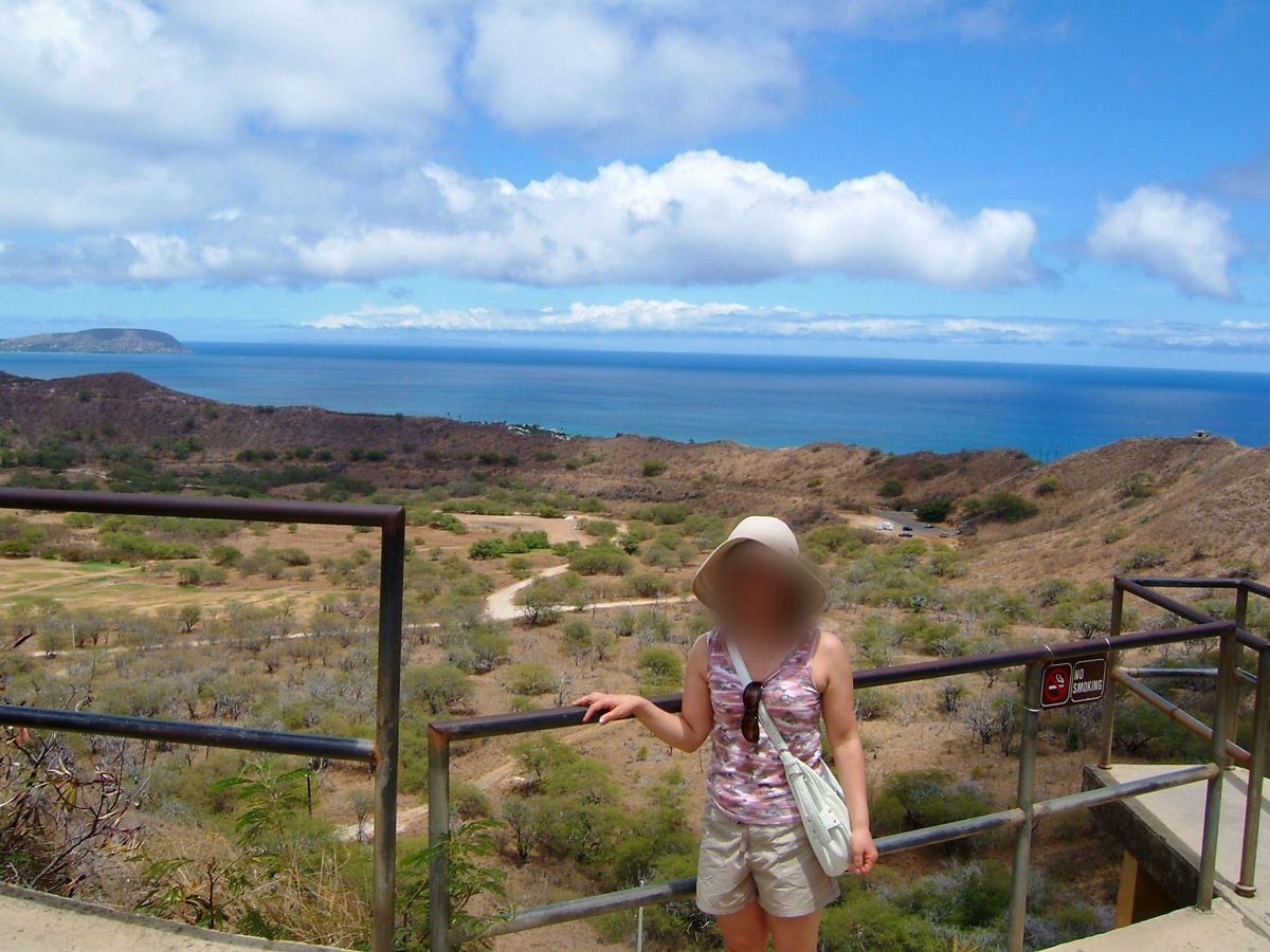 ダイヤモンドヘッド登山道の展望ポイントから見た火口と海