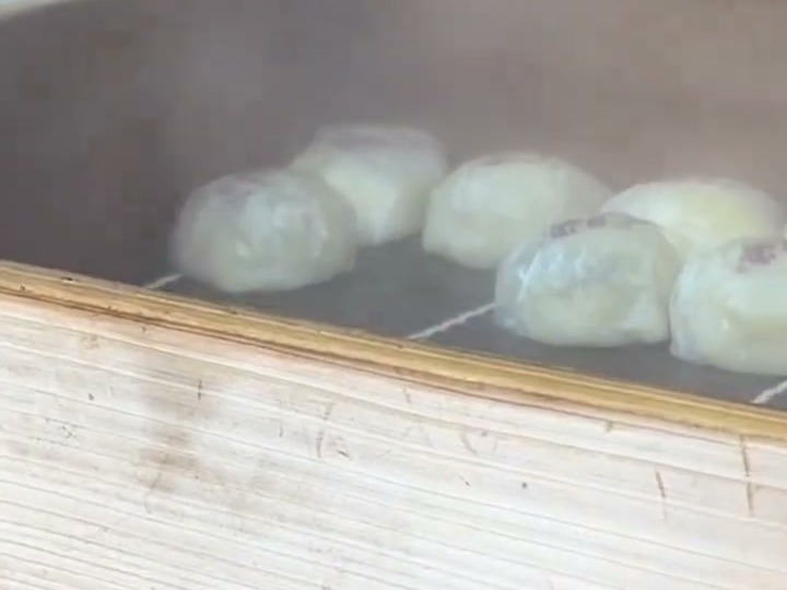 木枠のせいろで蒸されている川越名物いも恋
