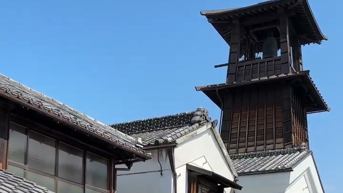 川越の時の鐘と蔵造りの街並み