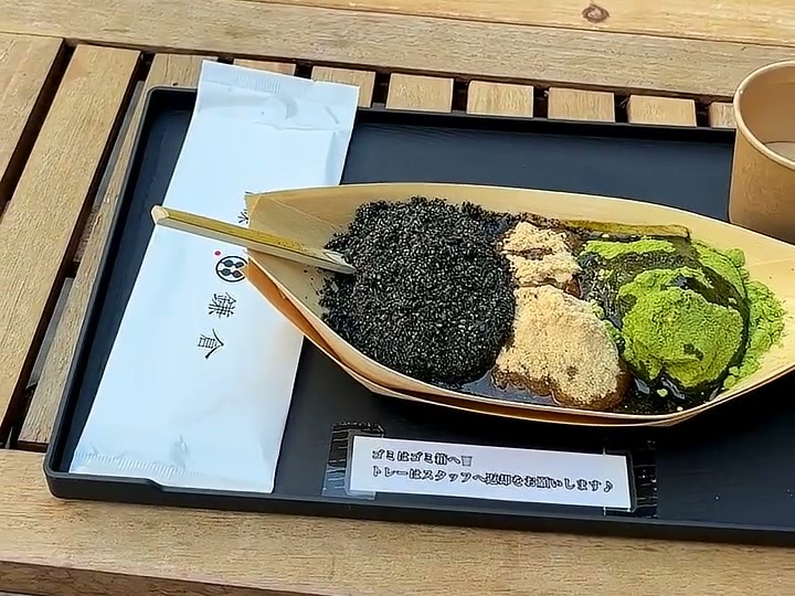 三色わらび餅と「鎌倉」と書かれたおしぼり