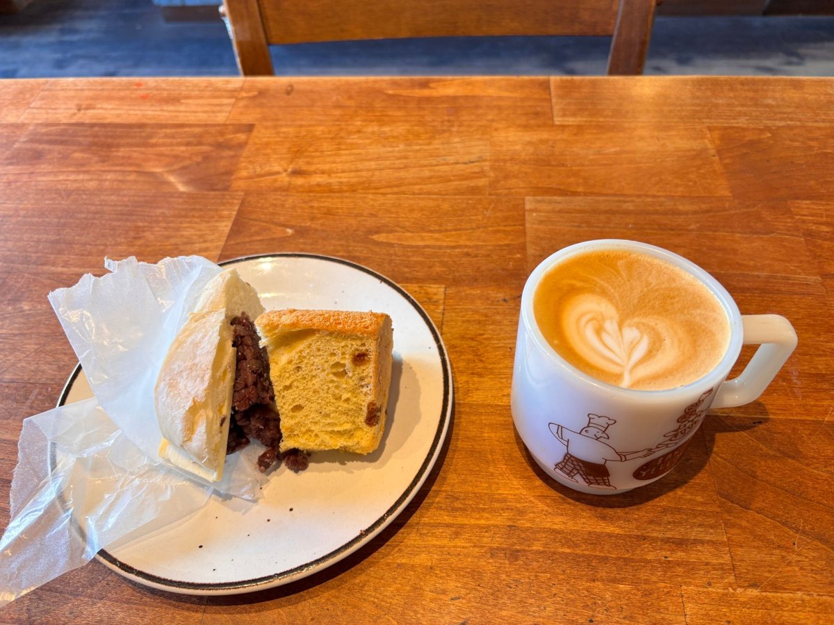 あんバターのパンとシフォンケーキ、ハートのラテアート