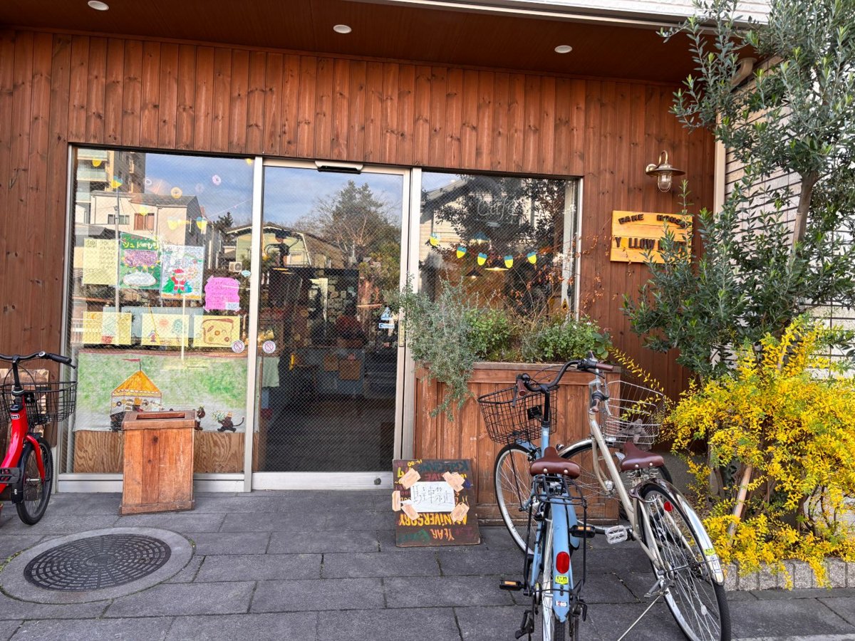 BAKE HOUSE Yellow Knife の店先。木の壁と黄色い看板