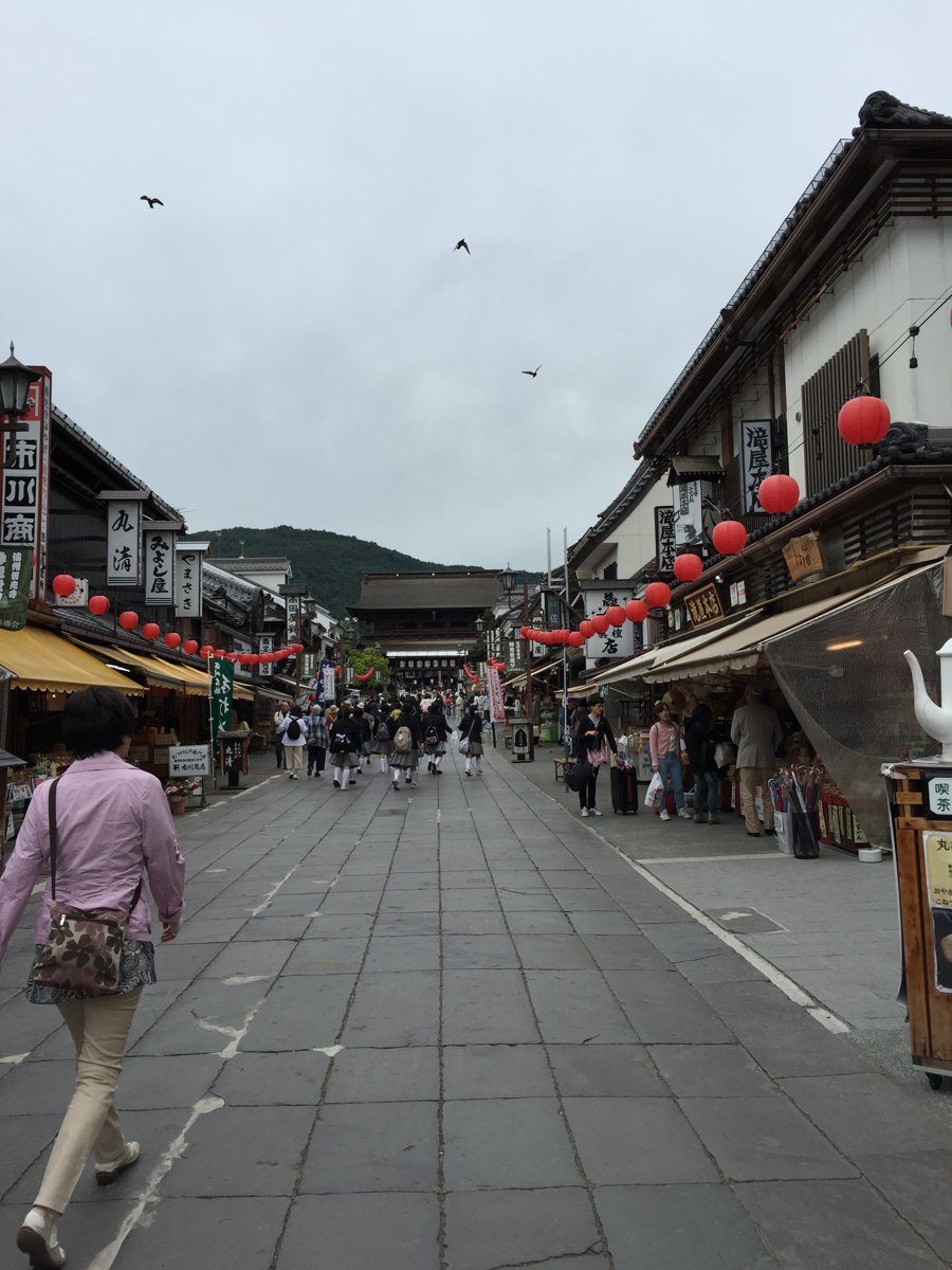 善光寺の仲見世通り。石畳の先に山門